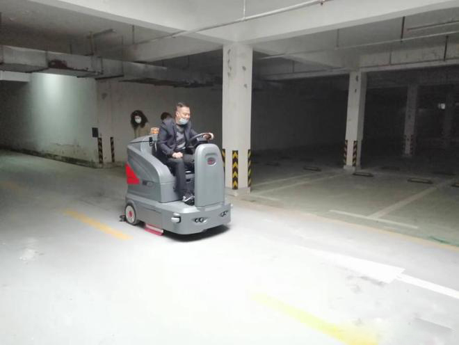 汕尾小区物业保洁不用人力改用驾驶式洗地机了